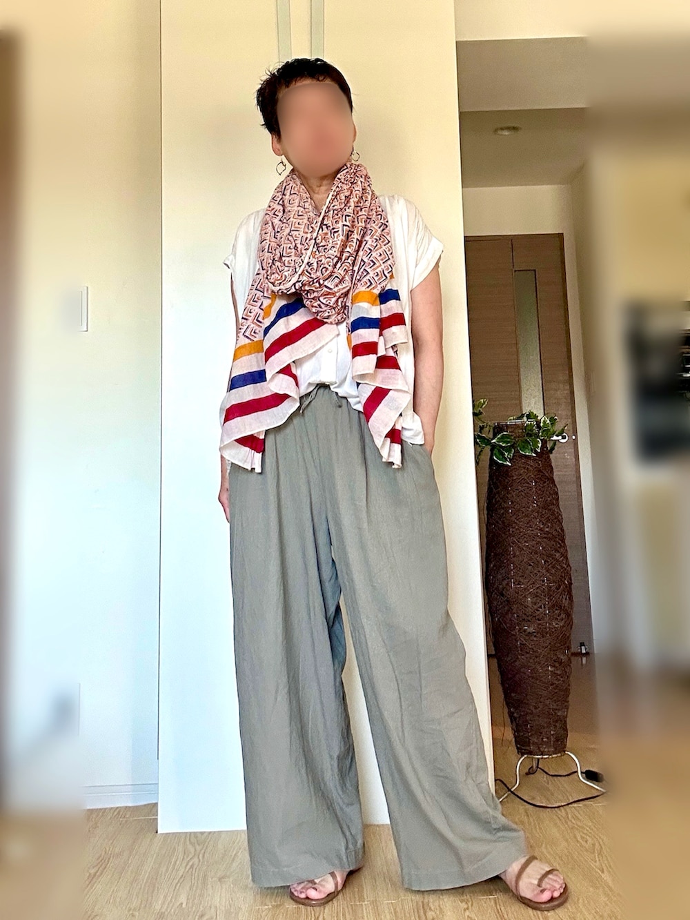 ホワイト系のシャツ/ブラウス、ブラウン系のその他パンツ、ブラウン系のサンダルを着用したレディースの夏コーディネートの2枚目の写真