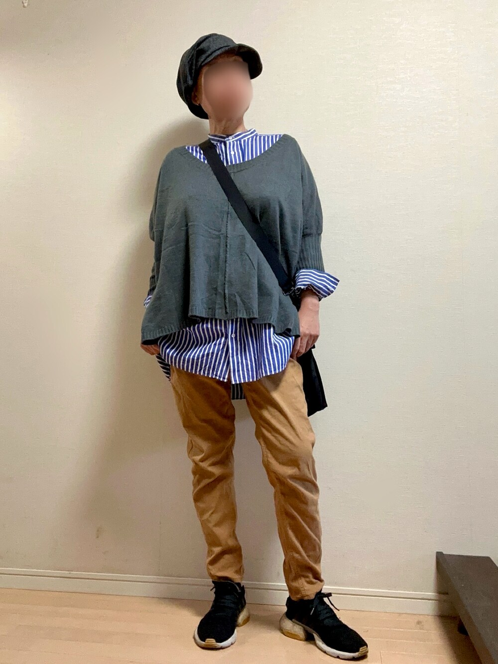 ブラック系のスニーカー、ブルー系のシャツ/ブラウス、ブルー系のデニムジャケットを着用したレディースの秋コーディネートの2枚目の写真