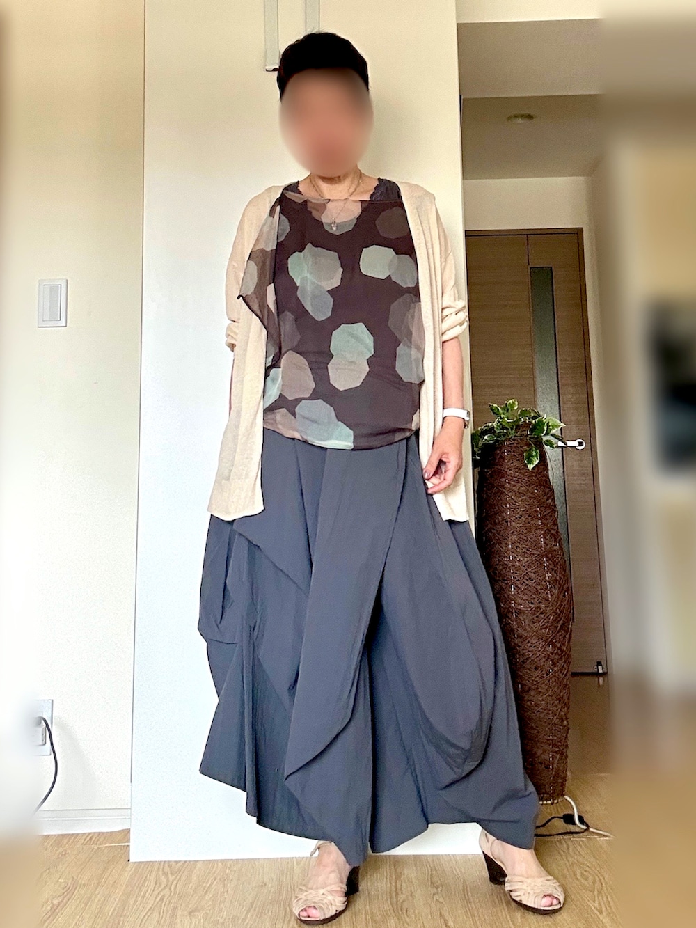 グレー系のその他パンツを着用したレディースの夏コーディネートの2枚目の写真