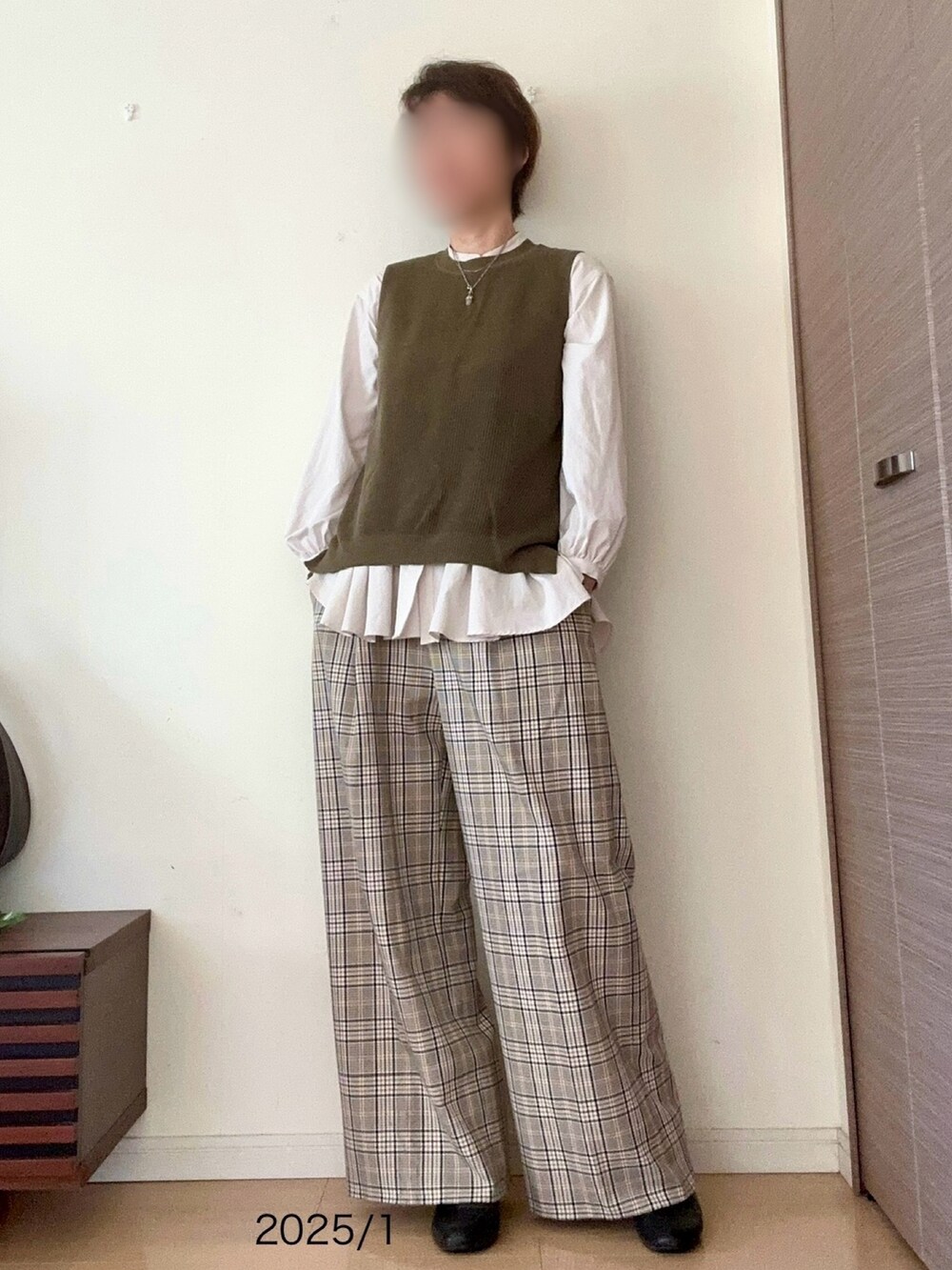 イエロー系のその他パンツ、ベージュ系のテーラードジャケット、ホワイト系のシャツ/ブラウスを着用したレディースの冬コーディネートの2枚目の写真