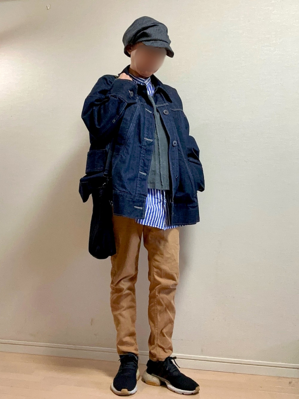 ブラック系のスニーカー、ブルー系のシャツ/ブラウス、ブルー系のデニムジャケットを着用したレディースの秋コーディネートの3枚目の写真