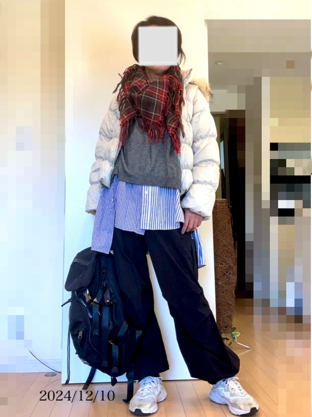 グレー系のニット/セーター、ブルー系のシャツ/ブラウス、ブラック系のカーゴパンツを着用したレディースの冬コーディネートの2枚目の写真