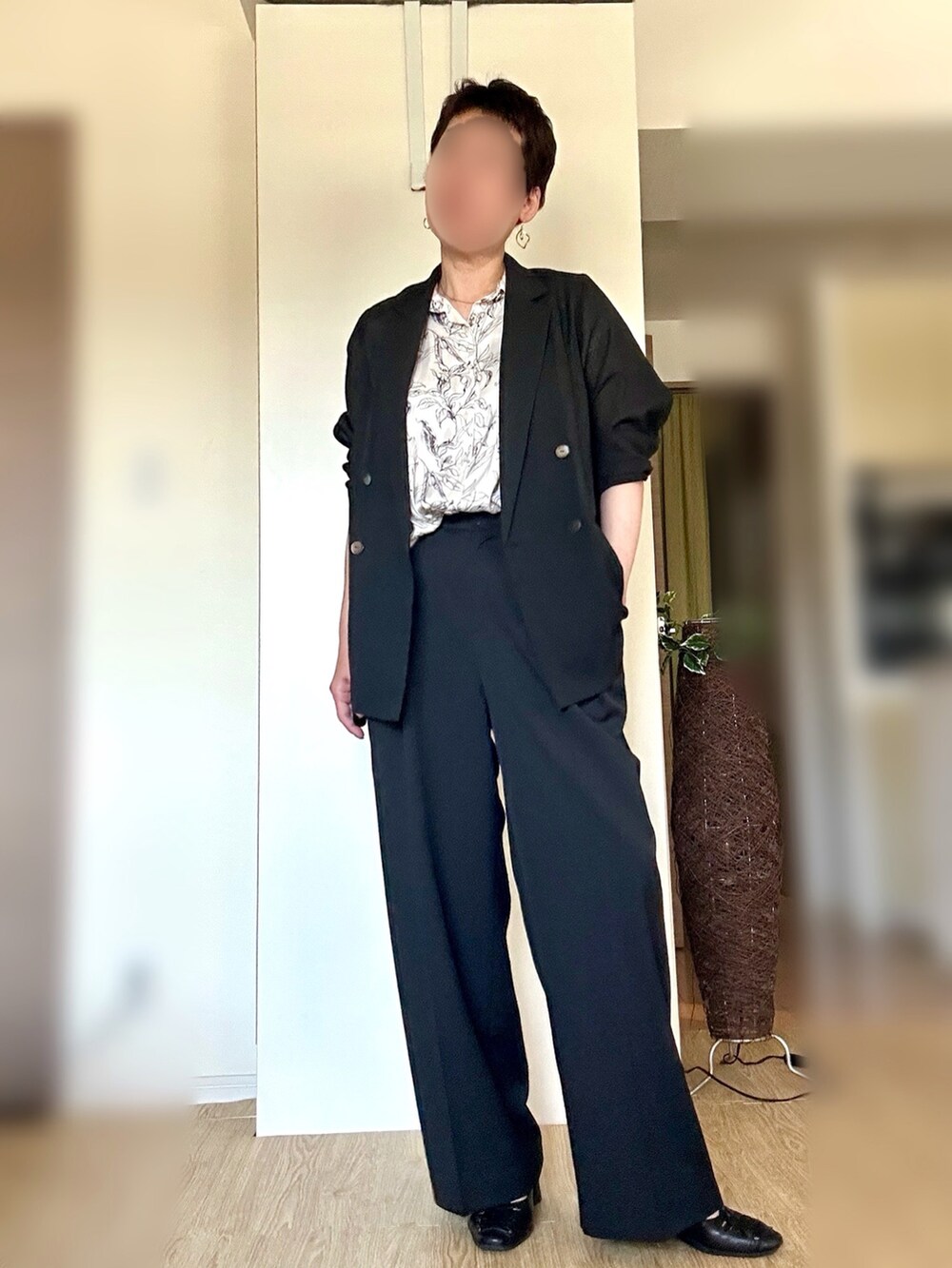 ブラック系のその他パンツ、ブラック系のパンプス、ブラック系のテーラードジャケットを着用したレディースの夏コーディネートの2枚目の写真