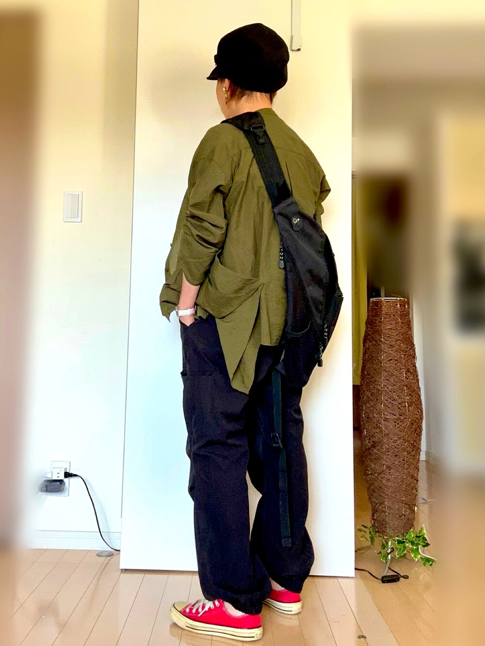 ホワイト系のTシャツ/カットソー、グリーン系のシャツ/ブラウス、ブラック系のカーゴパンツを着用したレディースの秋コーディネートの2枚目の写真