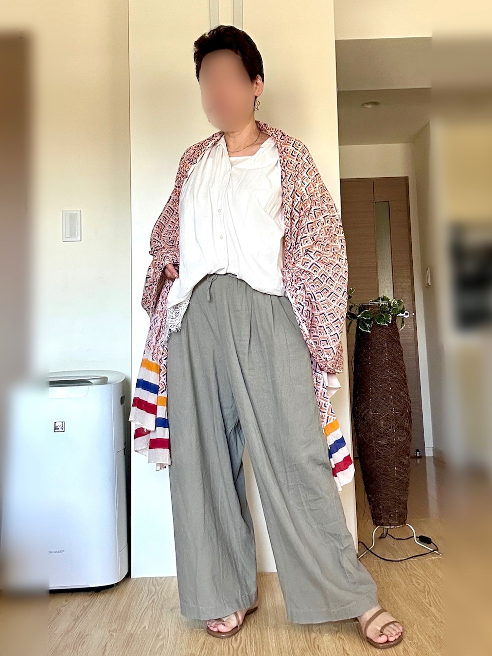 ホワイト系のシャツ/ブラウス、ブラウン系のその他パンツ、ブラウン系のサンダルを着用したレディースの夏コーディネートの3枚目の写真