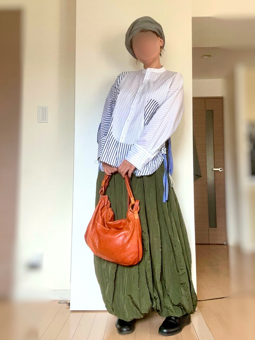 その他のシャツ/ブラウス、ブルー系のデニムジャケット、グリーン系のスカートを着用したレディースの秋コーディネートの2枚目の写真