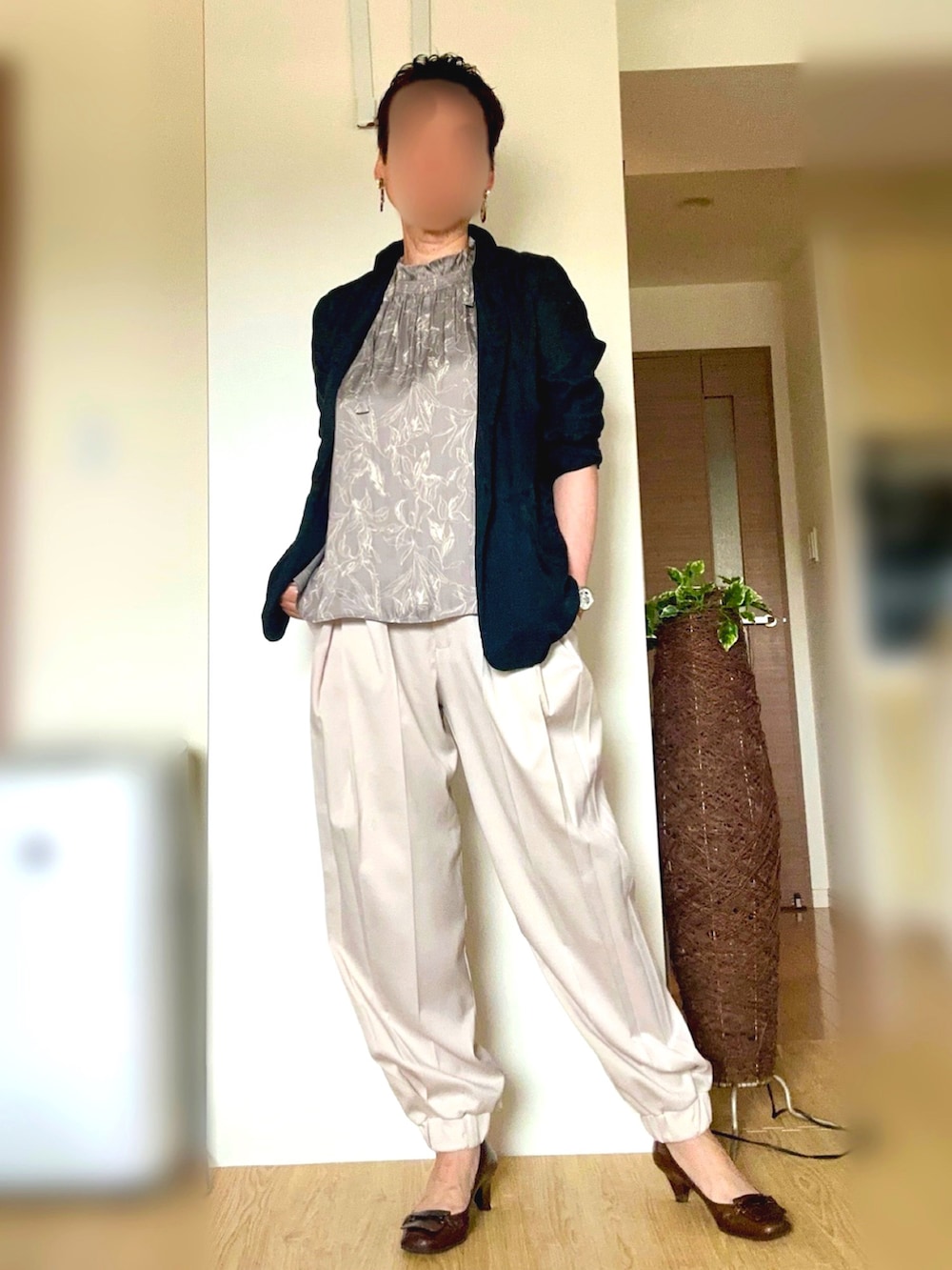 ブラウン系のシャツ/ブラウス、ベージュ系のその他パンツ、ブラウン系のパンプスを着用したレディースの夏コーディネートの2枚目の写真
