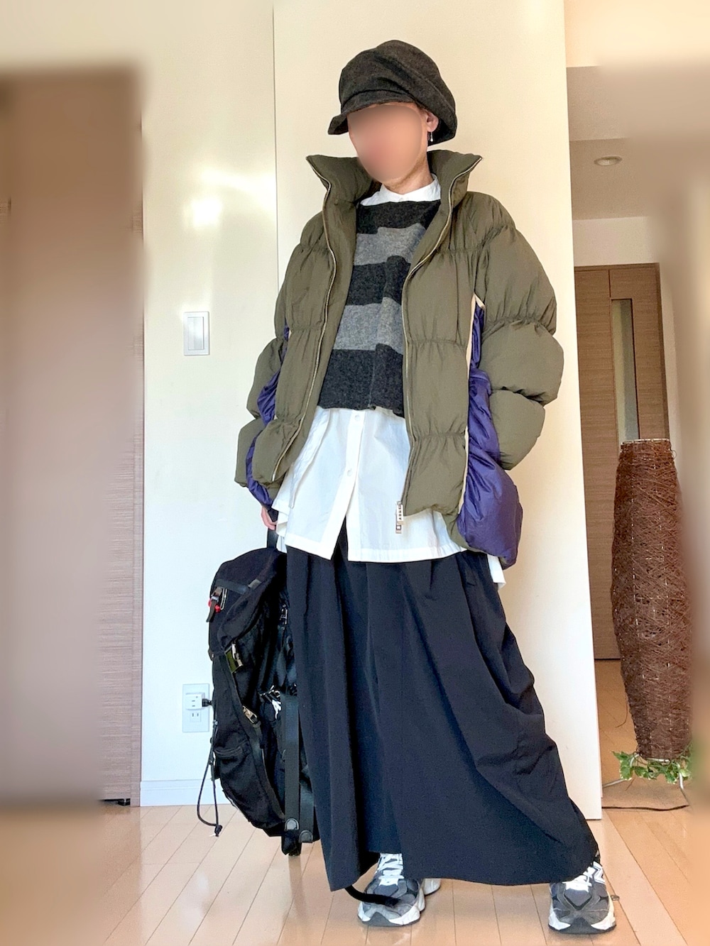 ホワイト系のシャツ/ブラウス、ブルー系のダウンジャケット/コート、ブラック系のその他パンツを着用したレディースの冬コーディネートの2枚目の写真