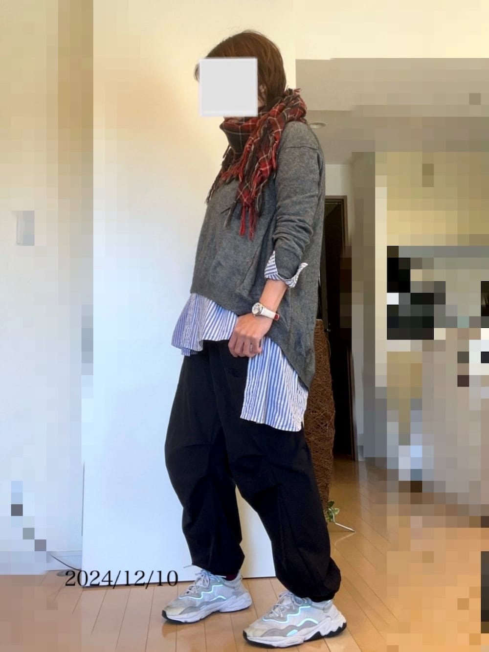 グレー系のニット/セーター、ブルー系のシャツ/ブラウス、ブラック系のカーゴパンツを着用したレディースの冬コーディネートの3枚目の写真