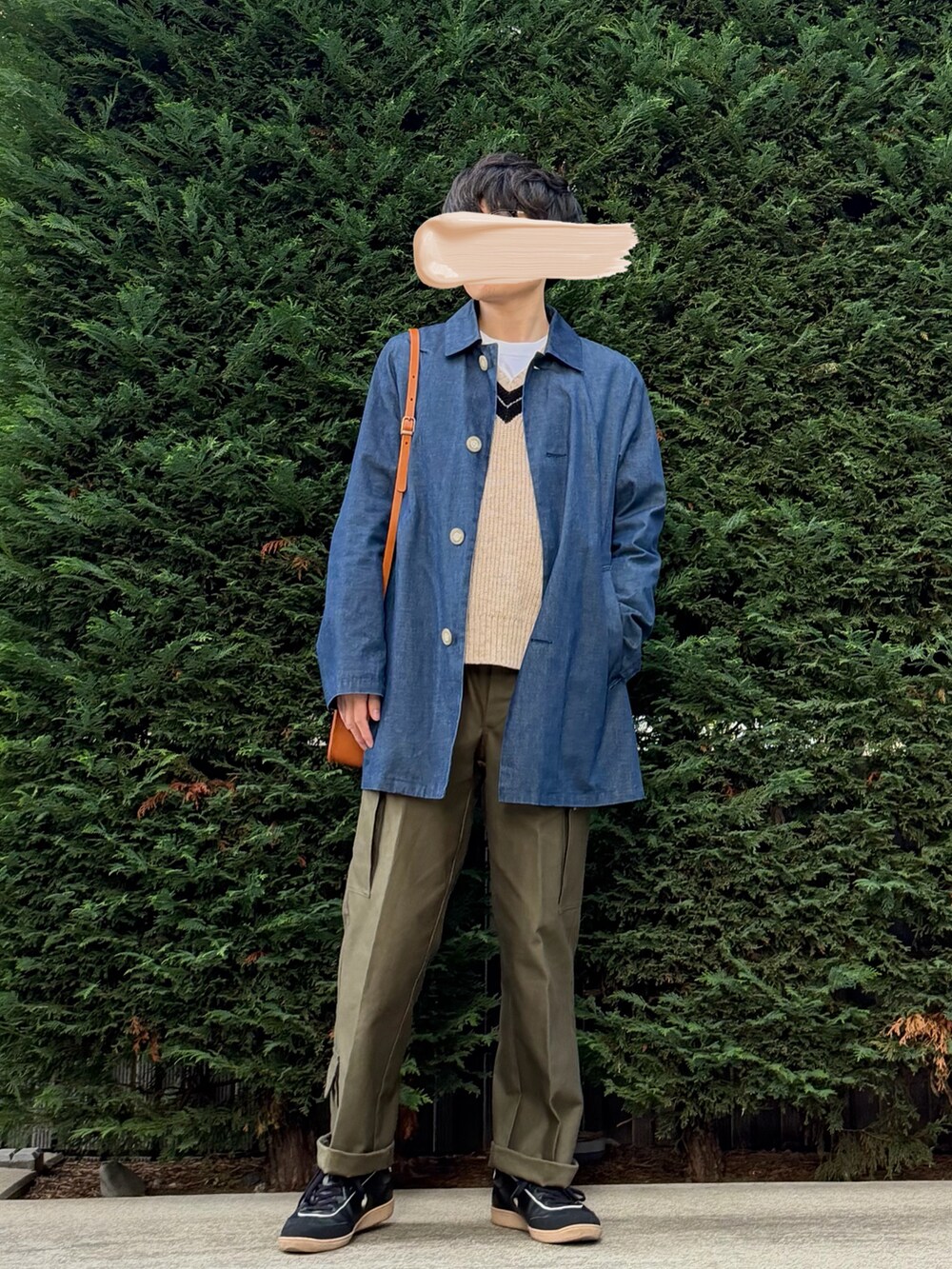 ベージュ系のベスト、ブルー系のその他アウター、オレンジ系のショルダーバッグを着用したメンズの秋コーディネートの5枚目の写真