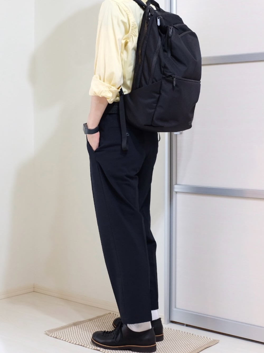 ブラック系のドレスシューズ、ブルー系のパンツ、イエロー系のシャツ/ブラウスを着用したメンズの秋コーディネートの2枚目の写真