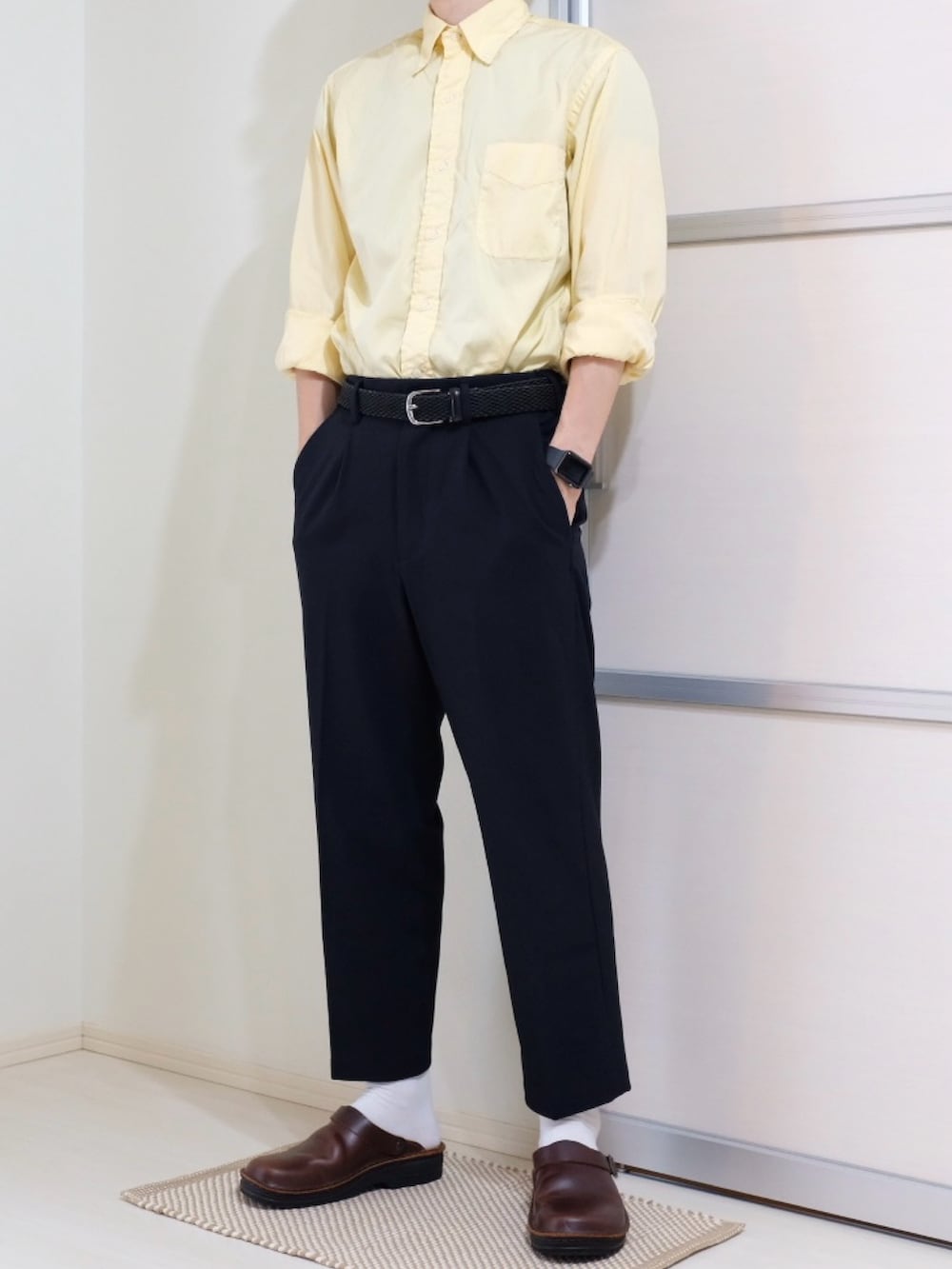 ブラック系のドレスシューズ、ブルー系のパンツ、イエロー系のシャツ/ブラウスを着用したメンズの秋コーディネートの4枚目の写真