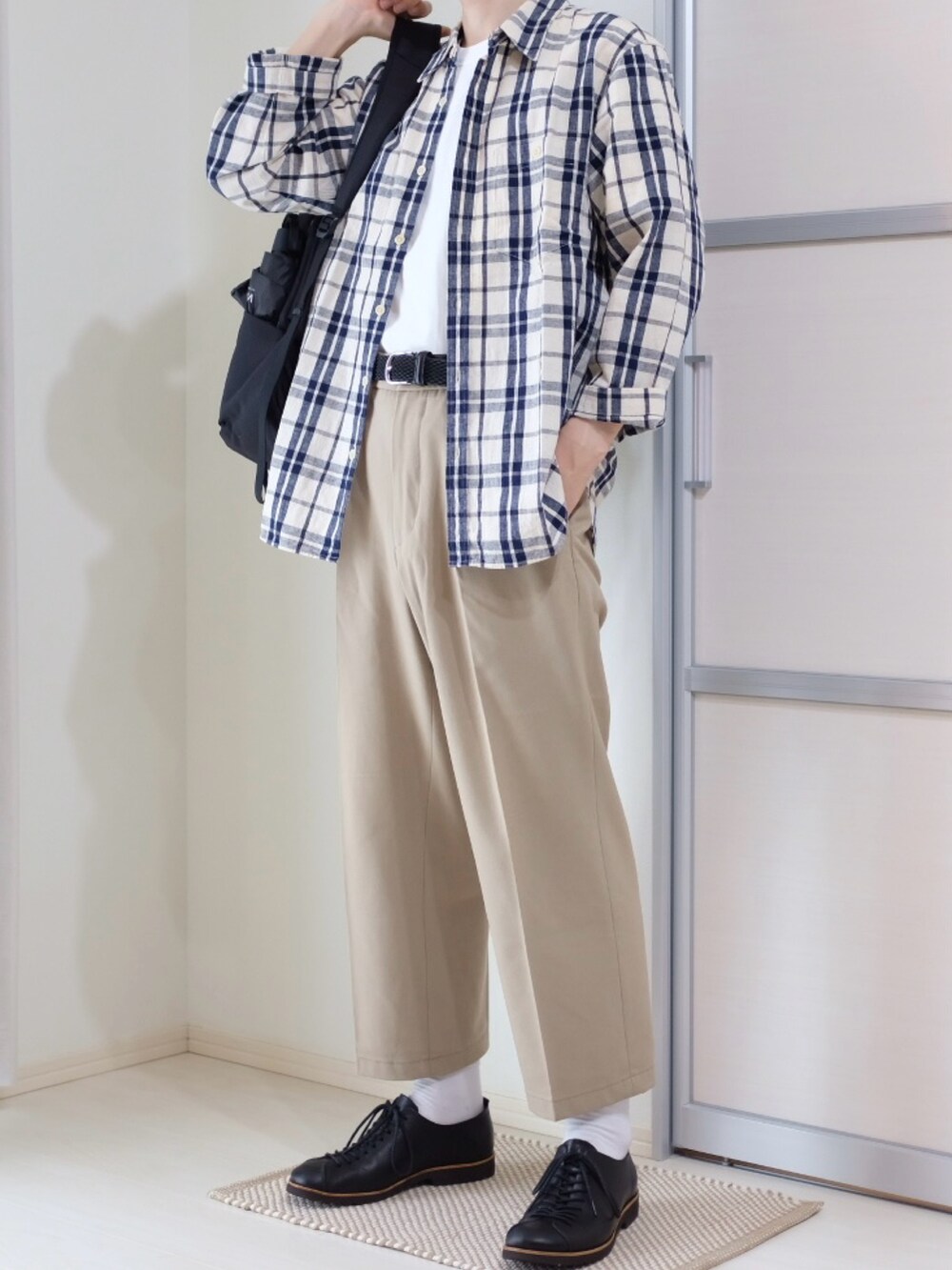 ブラック系のバックパック/リュック、ホワイト系のTシャツ/カットソー、その他のシャツ/ブラウスを着用したメンズの秋コーディネートの2枚目の写真