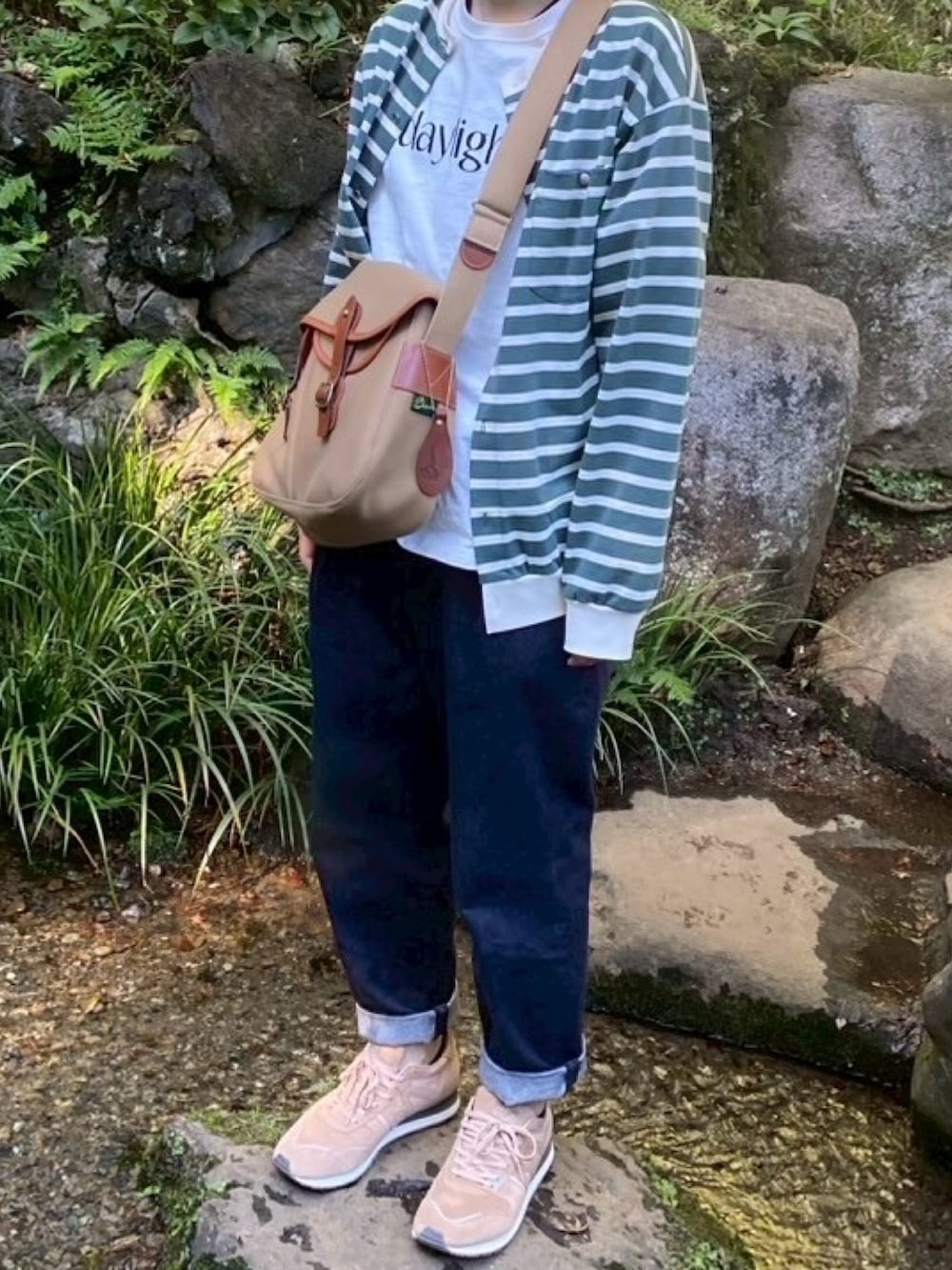 ホワイト系のTシャツ/カットソー、グリーン系のショルダーバッグ、グリーン系のカーディガン/ボレロを着用したメンズの秋コーディネートの2枚目の写真