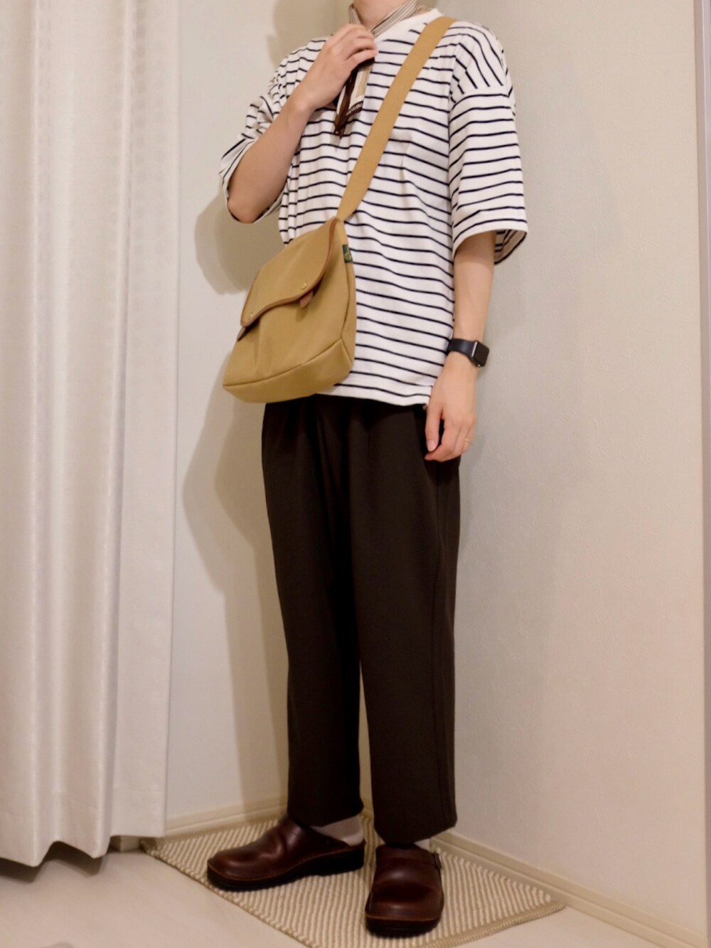 ホワイト系のTシャツ/カットソー、ブラウン系のその他パンツ、ベージュ系のショルダーバッグを着用したメンズの夏コーディネートの2枚目の写真