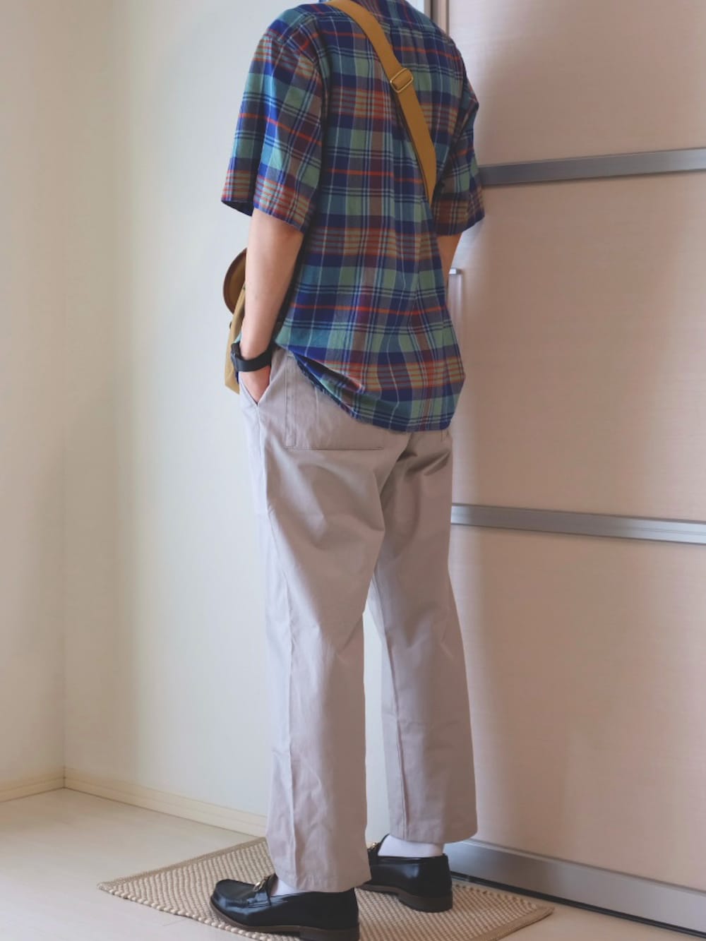 グレー系のその他パンツ、ベージュ系のショルダーバッグ、ブルー系のシャツ/ブラウスを着用したメンズの秋コーディネートの2枚目の写真