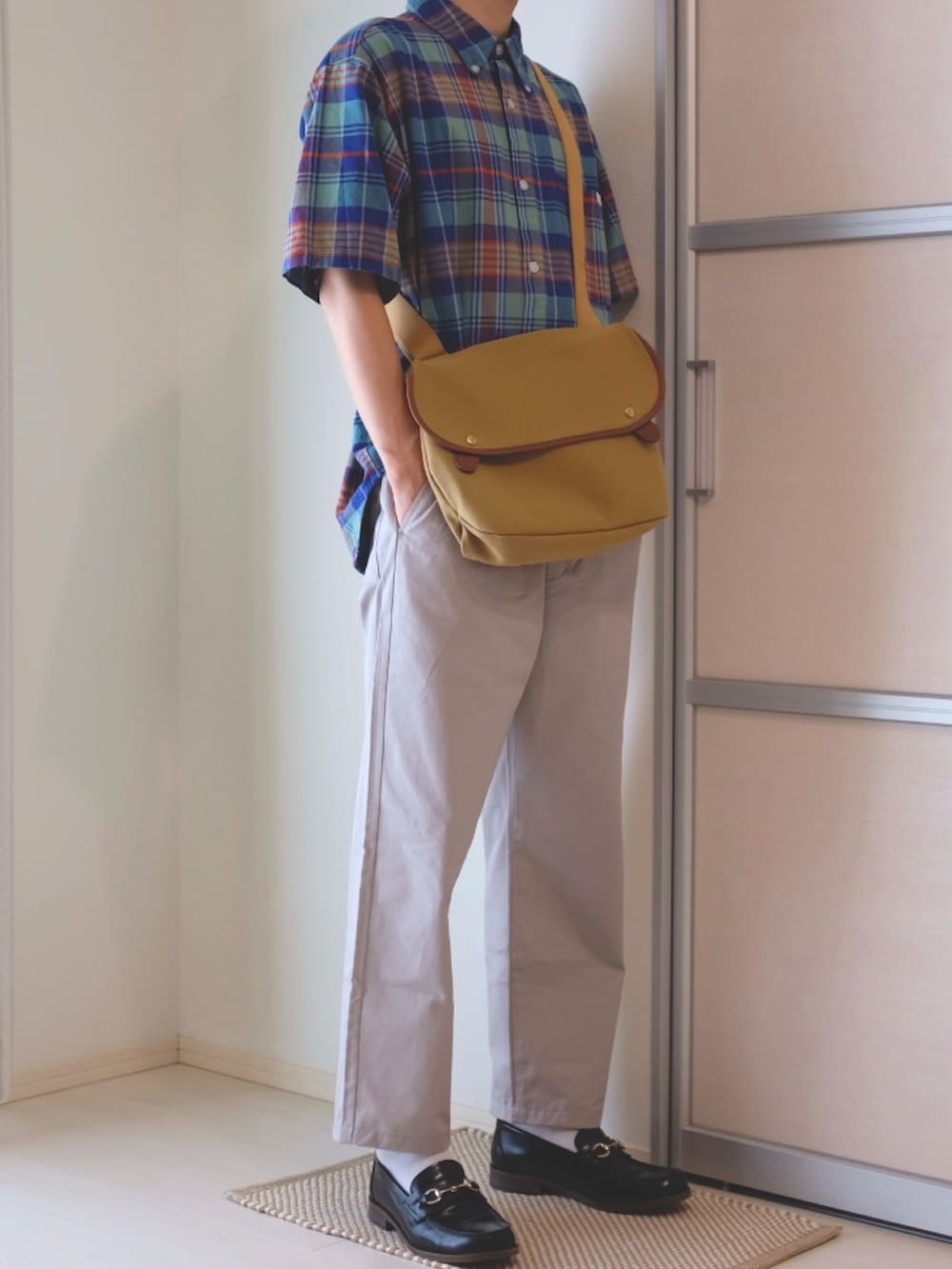 グレー系のその他パンツ、ベージュ系のショルダーバッグ、ブルー系のシャツ/ブラウスを着用したメンズの秋コーディネートの4枚目の写真