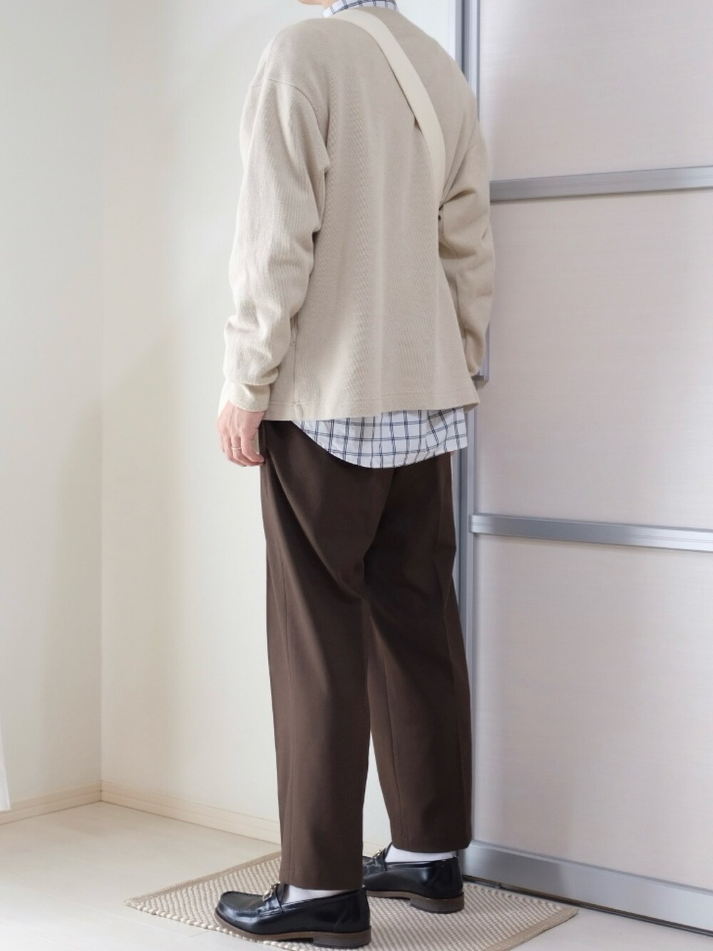 ベージュ系のショルダーバッグ、その他のシャツ/ブラウス、ベージュ系のカーディガン/ボレロを着用したメンズの秋コーディネートの3枚目の写真