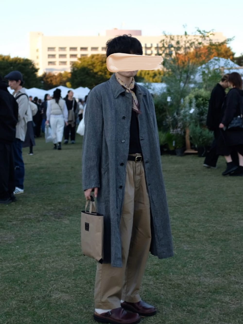 グレー系のその他アウター、ブラック系のTシャツ/カットソー、ベージュ系のパンツを着用したメンズの秋コーディネートの3枚目の写真