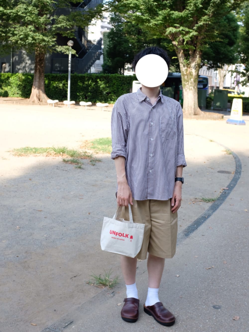 ブラウン系のシャツ/ブラウス、ベージュ系のチノパンツ、ブラウン系のスリッポンを着用したメンズの夏コーディネートの2枚目の写真