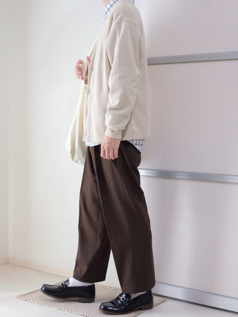 ベージュ系のショルダーバッグ、その他のシャツ/ブラウス、ベージュ系のカーディガン/ボレロを着用したメンズの秋コーディネートの2枚目の写真