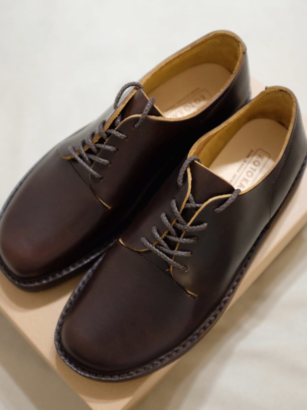 ベージュ系のマウンテンパーカー、ブラウン系のその他パンツ、ブラウン系のドレスシューズを着用したメンズの秋コーディネートの2枚目の写真