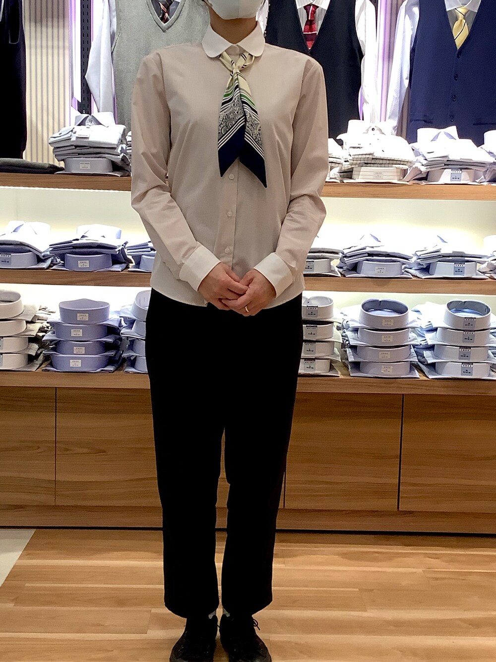 ベージュ系のビジネスシャツ、ブルー系のバンダナ/スカーフを着用したレディースの冬コーディネートの3枚目の写真