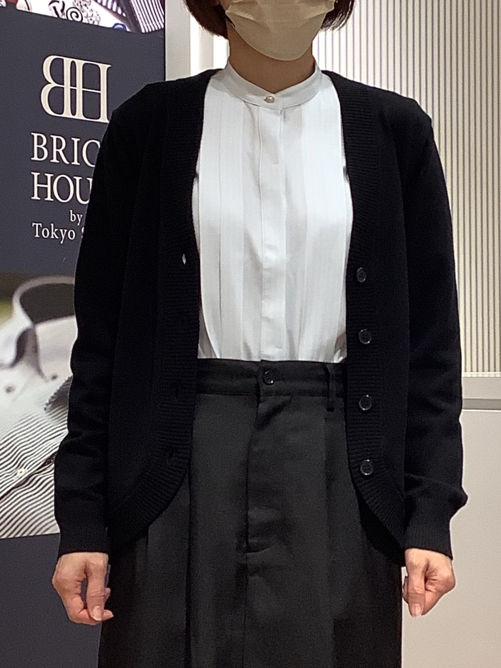 ブルー系のシャツ/ブラウス、ブラック系のカーディガン/ボレロを着用したレディースの秋コーディネートの2枚目の写真