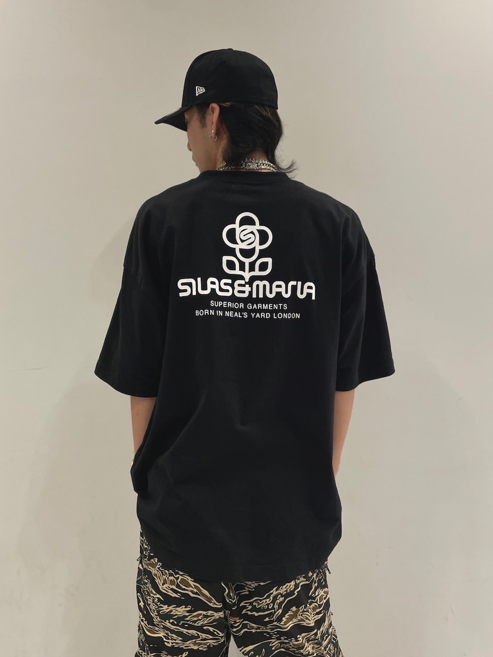 ブラック系のTシャツ/カットソー、グリーン系のその他パンツ、ブラック系のキャップを着用したメンズの夏コーディネートの2枚目の写真