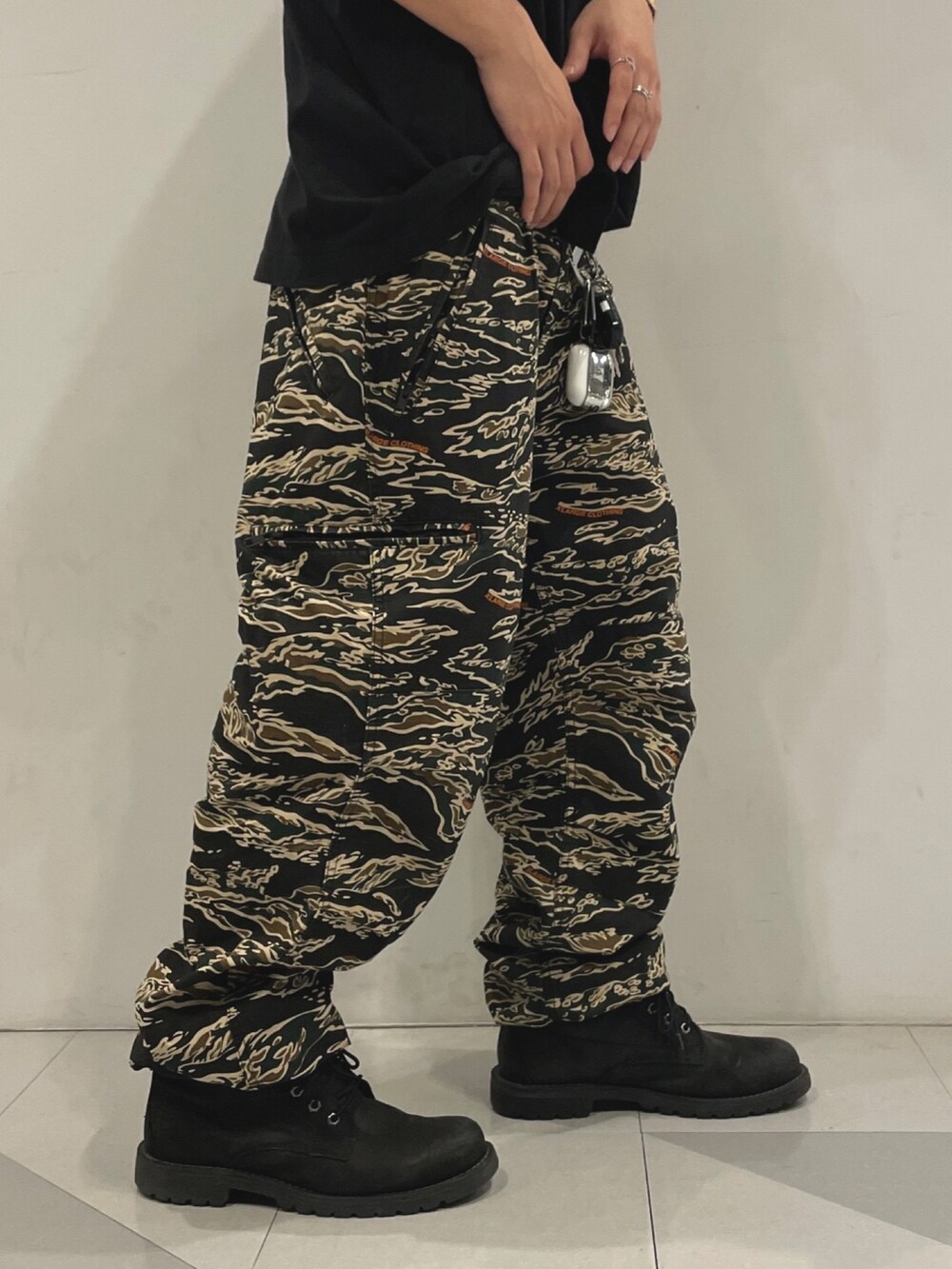 ブラック系のTシャツ/カットソー、グリーン系のその他パンツ、ブラック系のキャップを着用したメンズの夏コーディネートの3枚目の写真