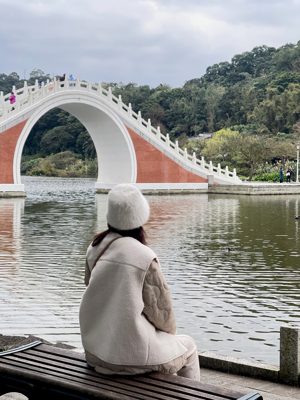 「大湖公園」｜「NEW BALANCEのアイテム（スニーカー、ホワイト系）」を使った、Sr.Pさん（レディース・172cm）の冬コーディネートの2枚目の写真