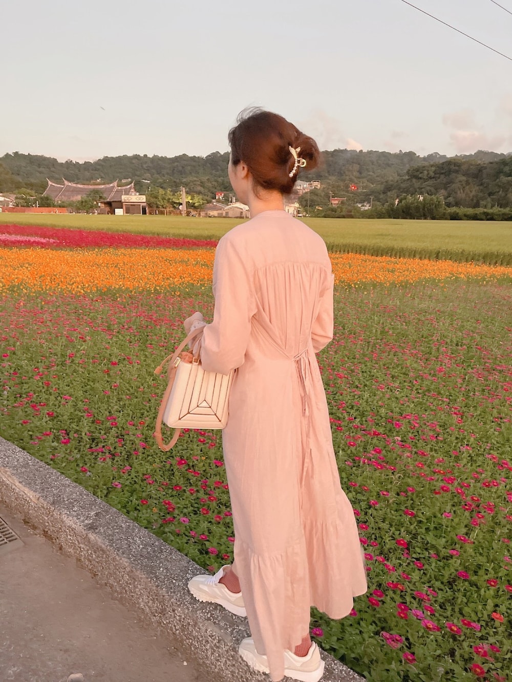 「大溪花海」｜「URBAN RESEARCH Sonny Labelのアイテム（シャツワンピース、ピンク系）」を使った、Sr.Pさん（レディース・172cm）の秋コーディネートの2枚目の写真
