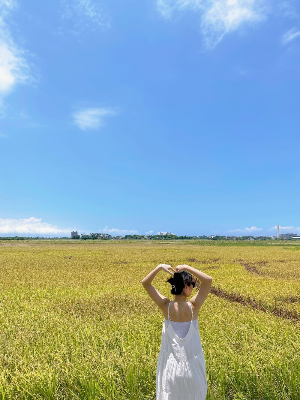 「mougganのアイテム（ジャケット/アウター、オレンジ系）」を使った、Sr.Pさん（レディース・172cm）の夏コーディネートの3枚目の写真