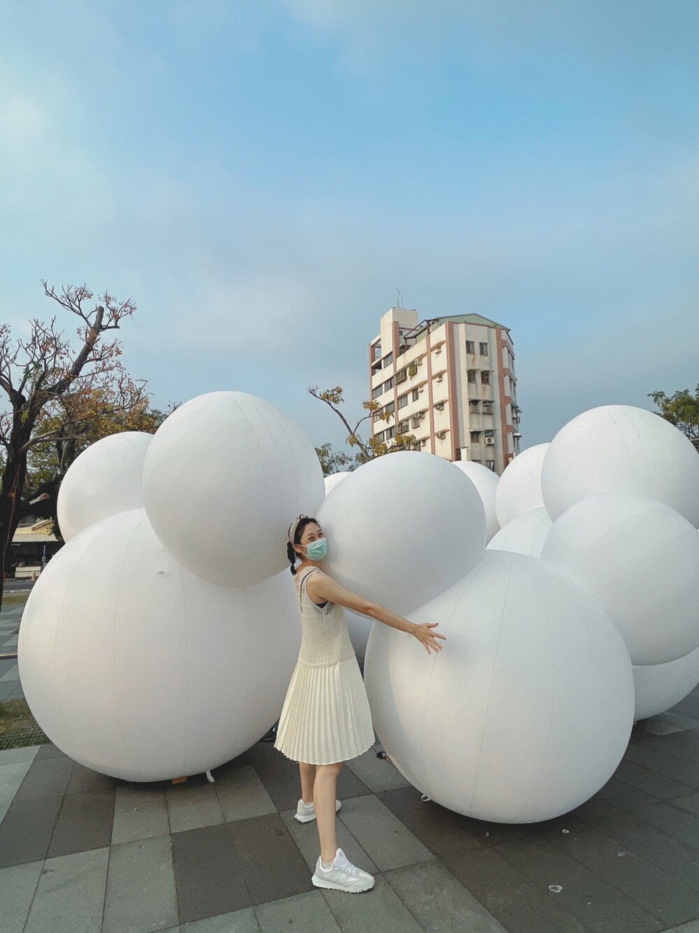 「台南」｜「NEW BALANCEのアイテム（スニーカー、ホワイト系）」を使った、Sr.Pさん（レディース・172cm）の秋コーディネートの2枚目の写真