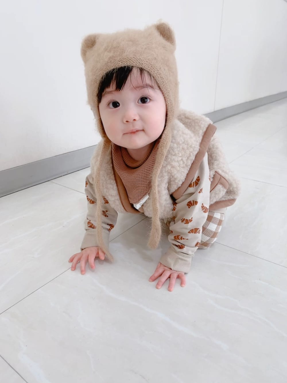 「Mallow、Monstermini、donsje、alwero」｜「alweroのアイテム（ベスト、ベージュ系）」を使った、soraさん（キッズ・80cm）の冬コーディネートの2枚目の写真