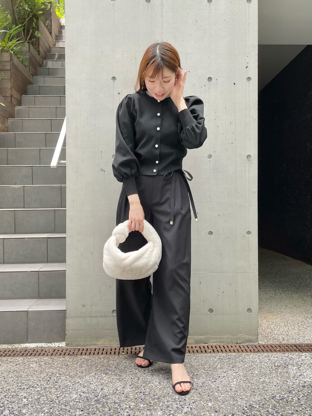 ブラック系のその他パンツ、ブラック系のサンダル、ホワイト系のショルダーバッグを着用したレディースの夏コーディネートの2枚目の写真