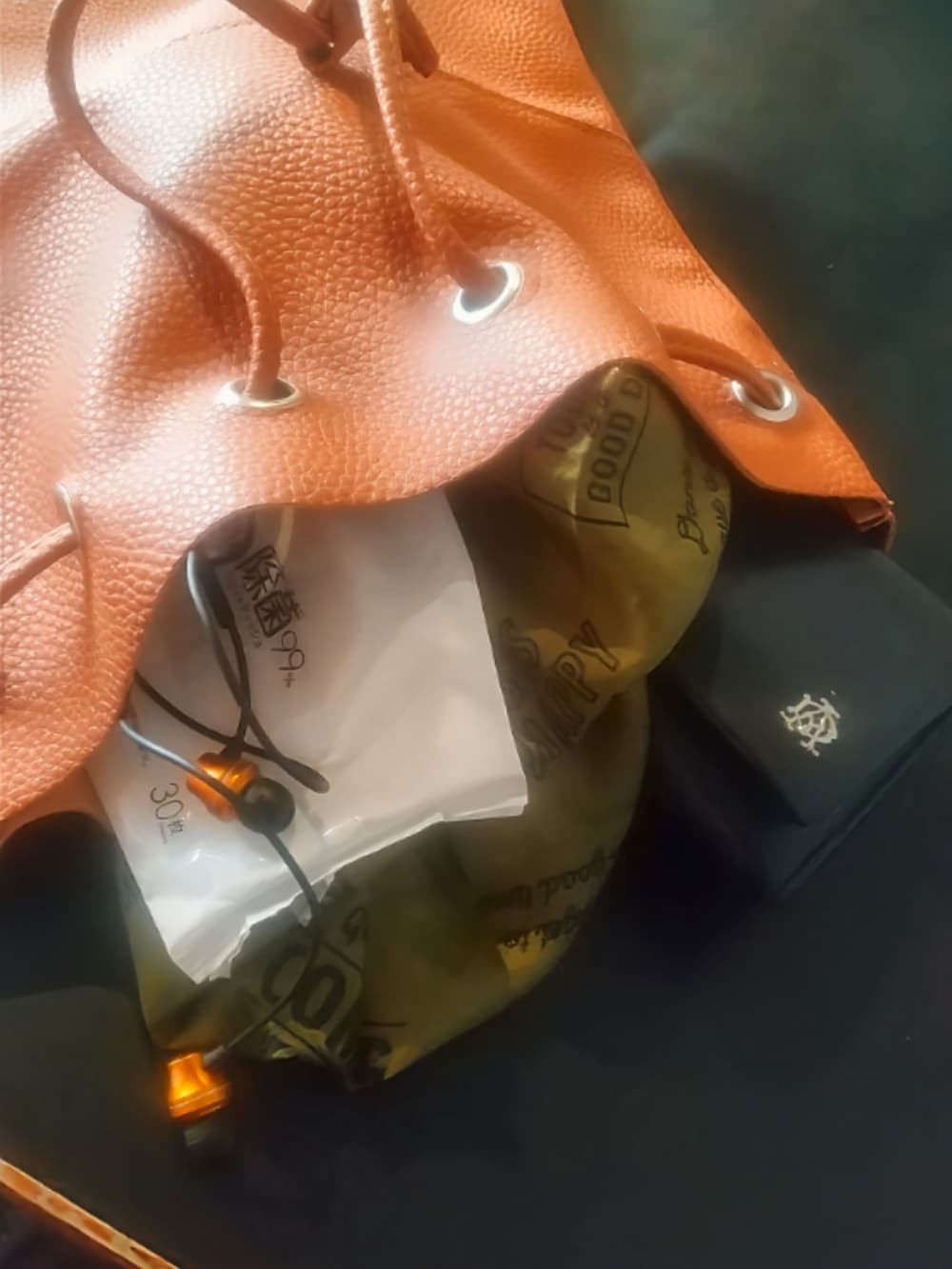 ブラック系のスニーカー、ブラック系のテーラードジャケット、ブラック系のカーゴパンツを着用したメンズの秋コーディネートの2枚目の写真