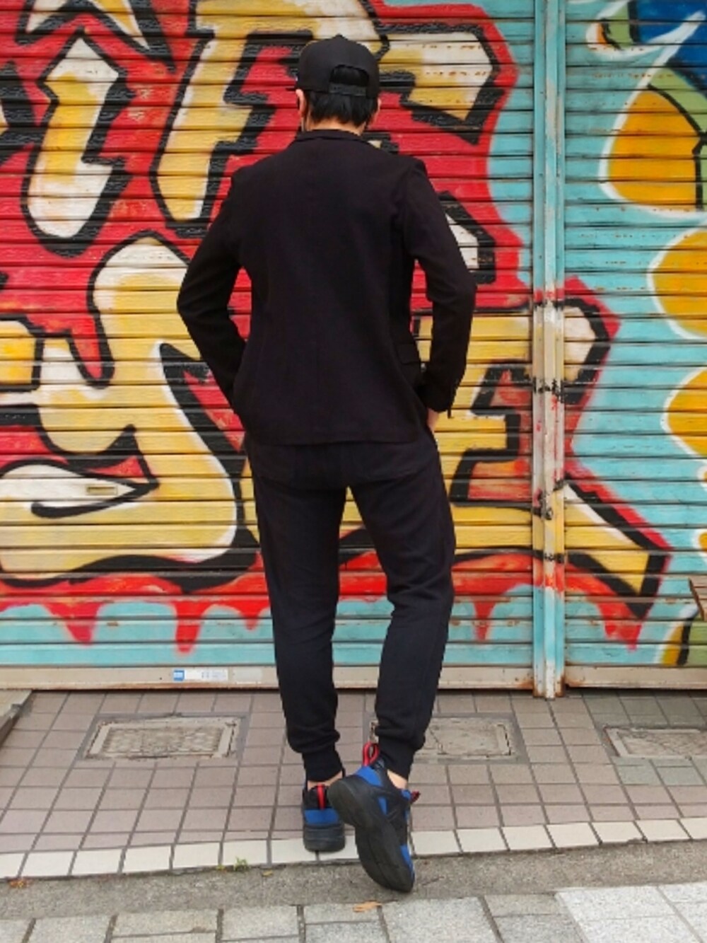 「モードストリートフェス、リラックススタイル、休日スタイル、大人カジュアル、きれいめカジュアル、シンプルコーデ、モノトーンコーデ、プリントT、スター・ウォーズ、NEW ERA、キャップ、スニーカー、ZARA、スウェットパンツ、テーラードジャケット」｜「GUのアイテム（スニーカー、ブラック系）」を使った、tutimurajyaku1997さん（メンズ・172cm）の春コーディネートの2枚目の写真