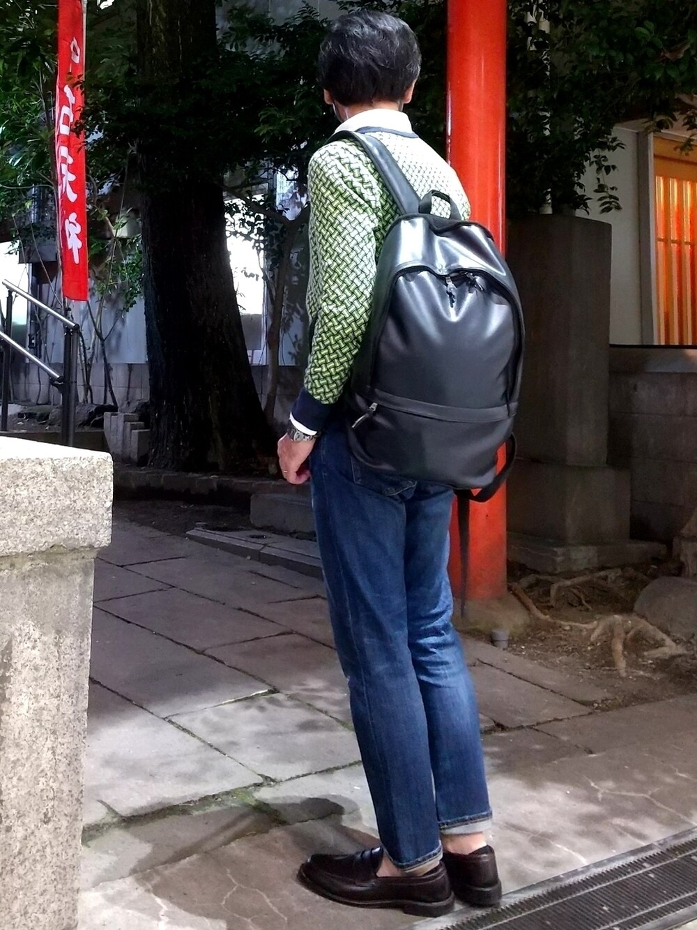 「休日スタイル、大人コーデ、ローファー、ネオンカラー、デニム、大人カジュアル、UNIQLO、トラッドスタイル、ビタミンカラー、デニムっていいよね、レイヤードスタイル」｜「NANO universeのアイテム（スリッポン、ブラウン系）」を使った、tutimurajyaku1997さん（メンズ・172cm）の春コーディネートの2枚目の写真