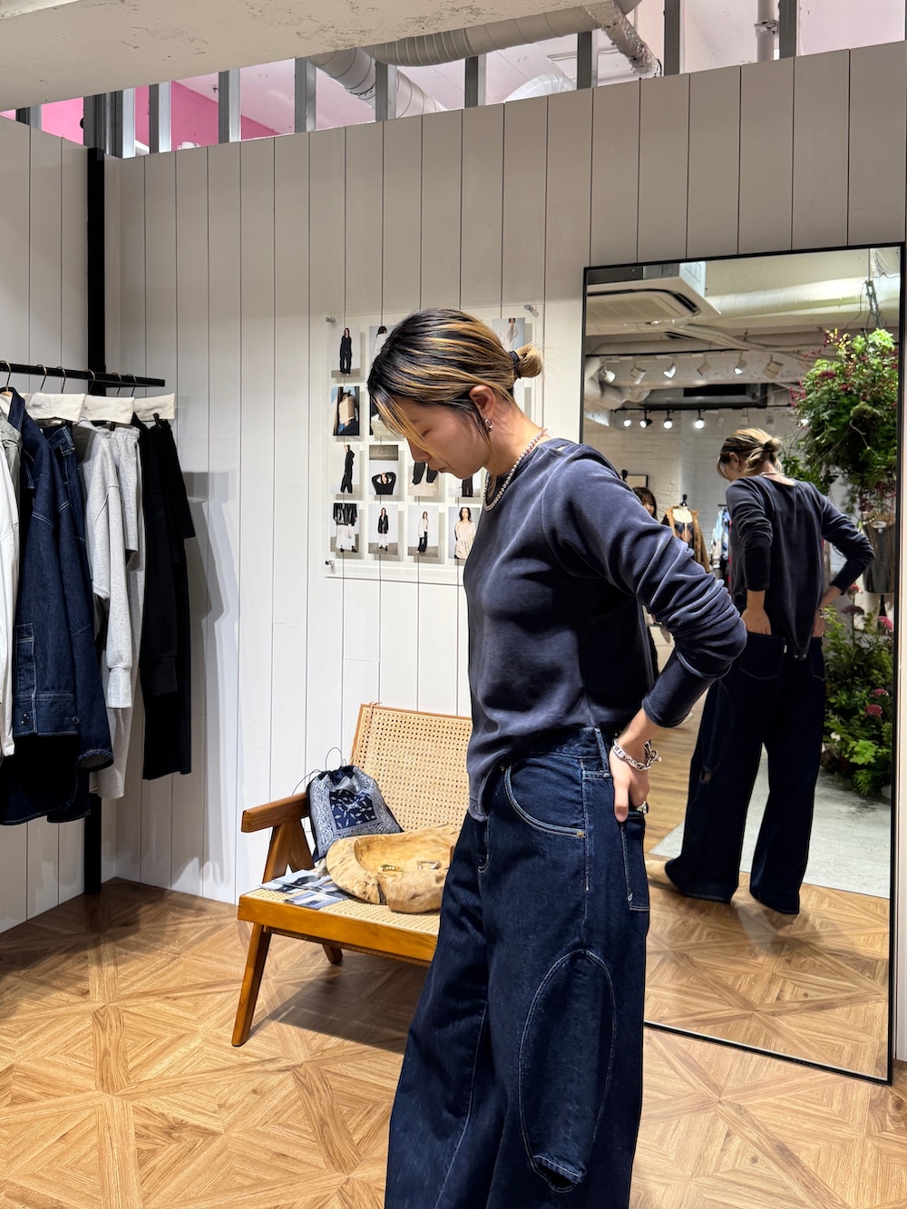 ブラック系のTシャツ/カットソー、ブルー系のハンドバッグ、ブルー系のデニムパンツを着用したレディースの夏コーディネートの6枚目の写真