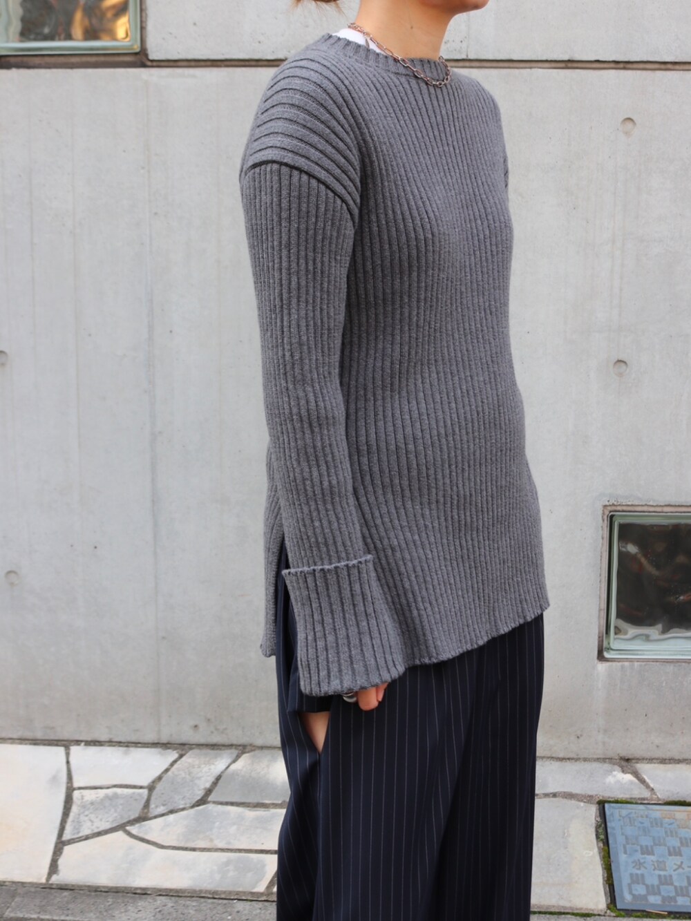 グレー系のニット/セーター、その他のその他パンツを着用したレディースの冬コーディネートの3枚目の写真