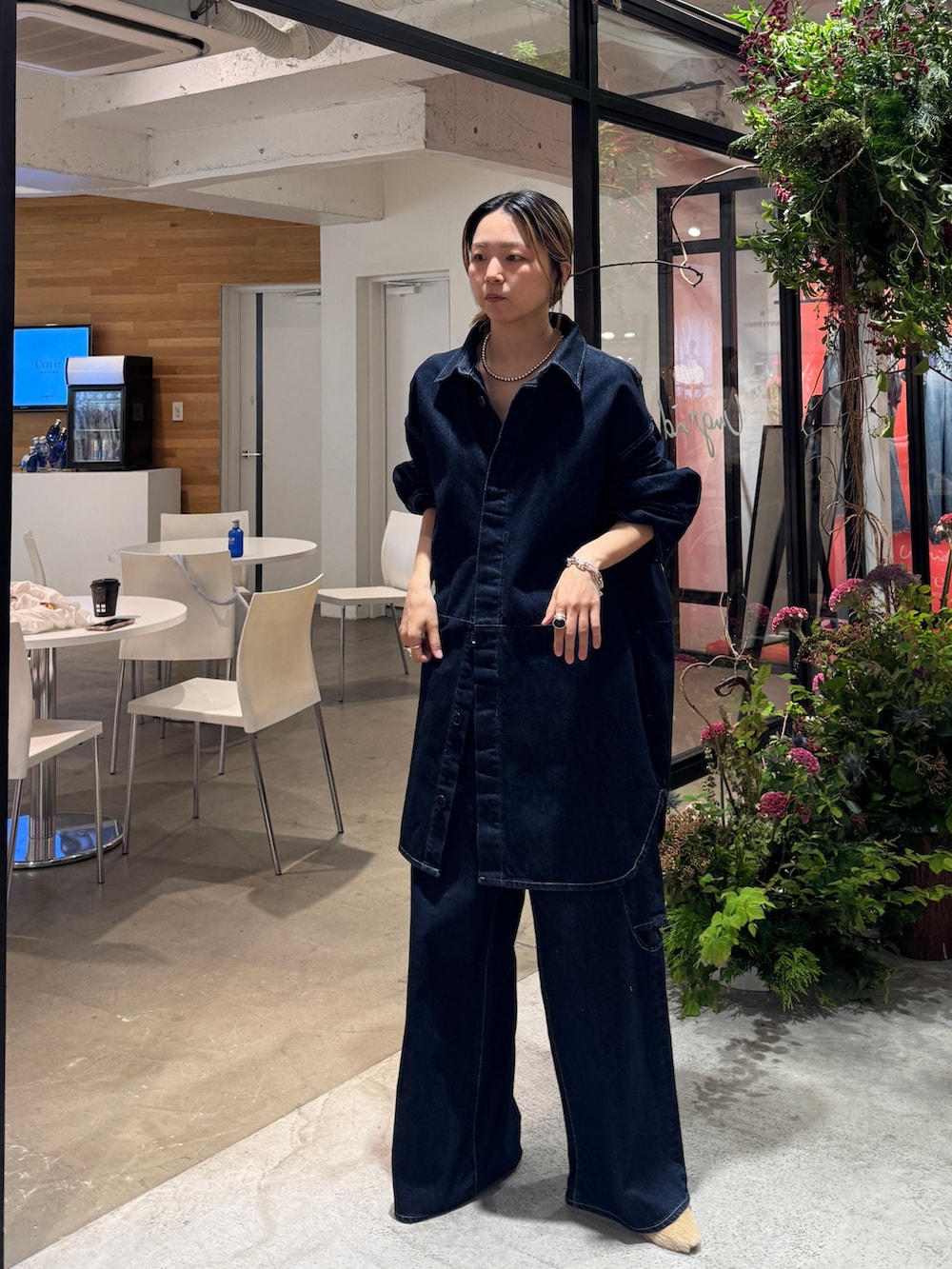 ブルー系のシャツ/ブラウス、ブルー系のデニムパンツを着用したレディースの夏コーディネートの5枚目の写真