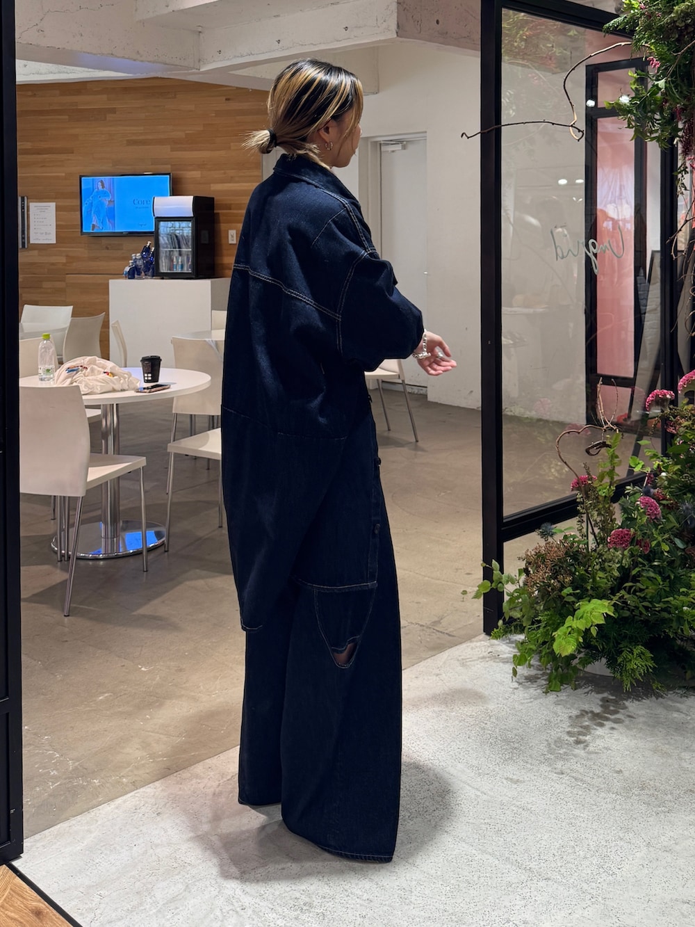 ブルー系のシャツ/ブラウス、ブルー系のデニムパンツを着用したレディースの夏コーディネートの3枚目の写真