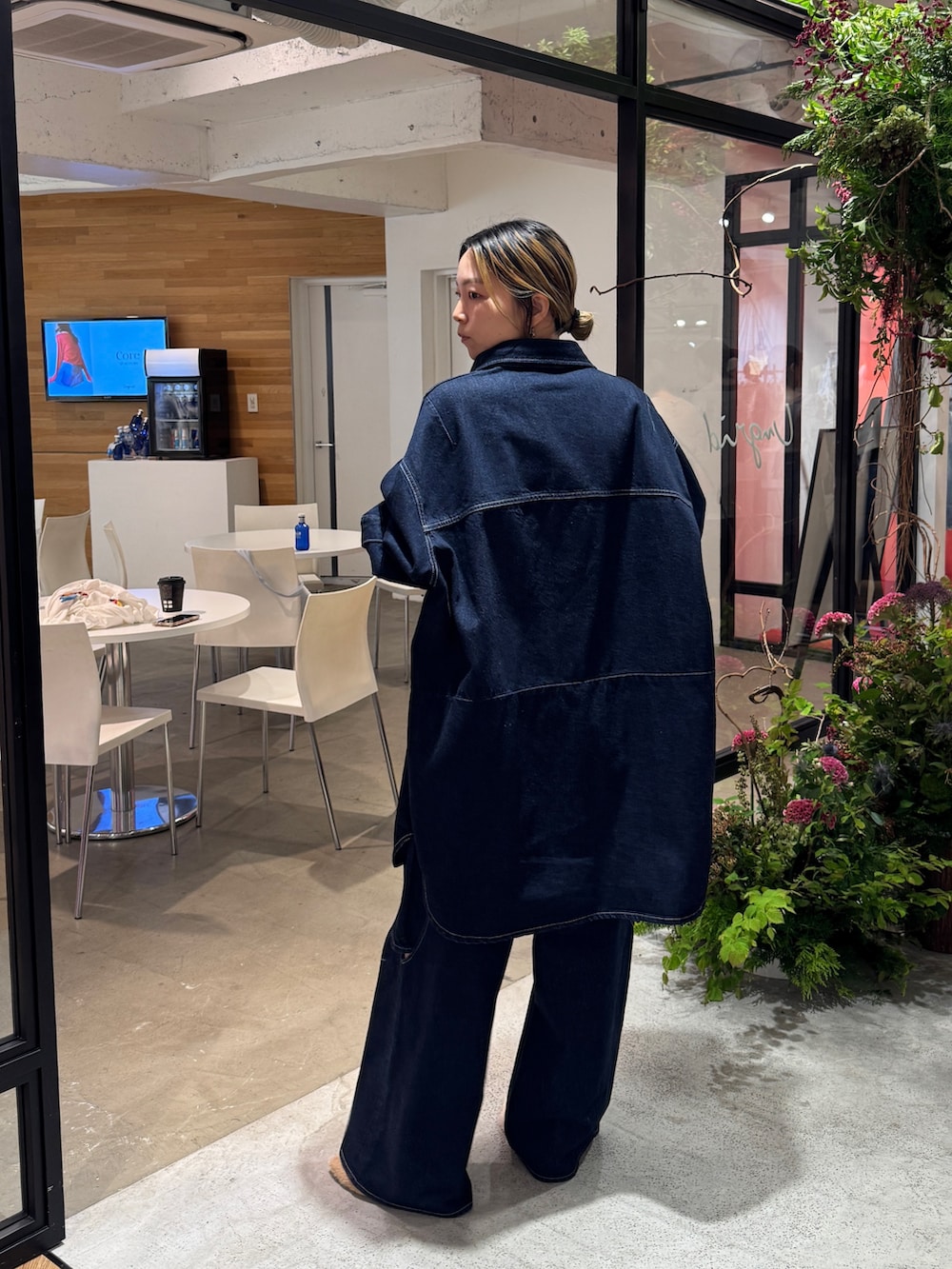 ブルー系のシャツ/ブラウス、ブルー系のデニムパンツを着用したレディースの夏コーディネートの2枚目の写真