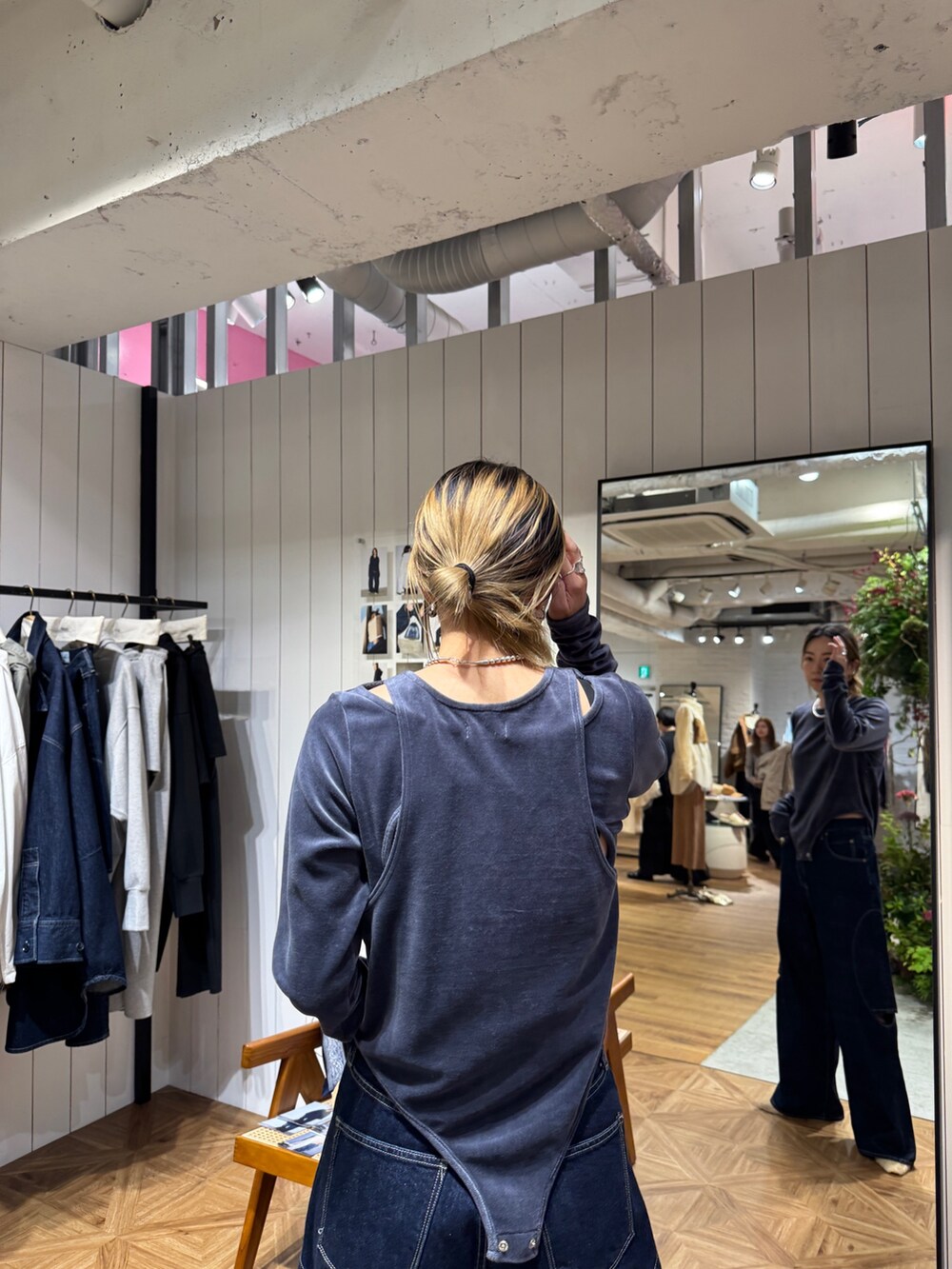 ブラック系のTシャツ/カットソー、ブルー系のハンドバッグ、ブルー系のデニムパンツを着用したレディースの夏コーディネートの5枚目の写真