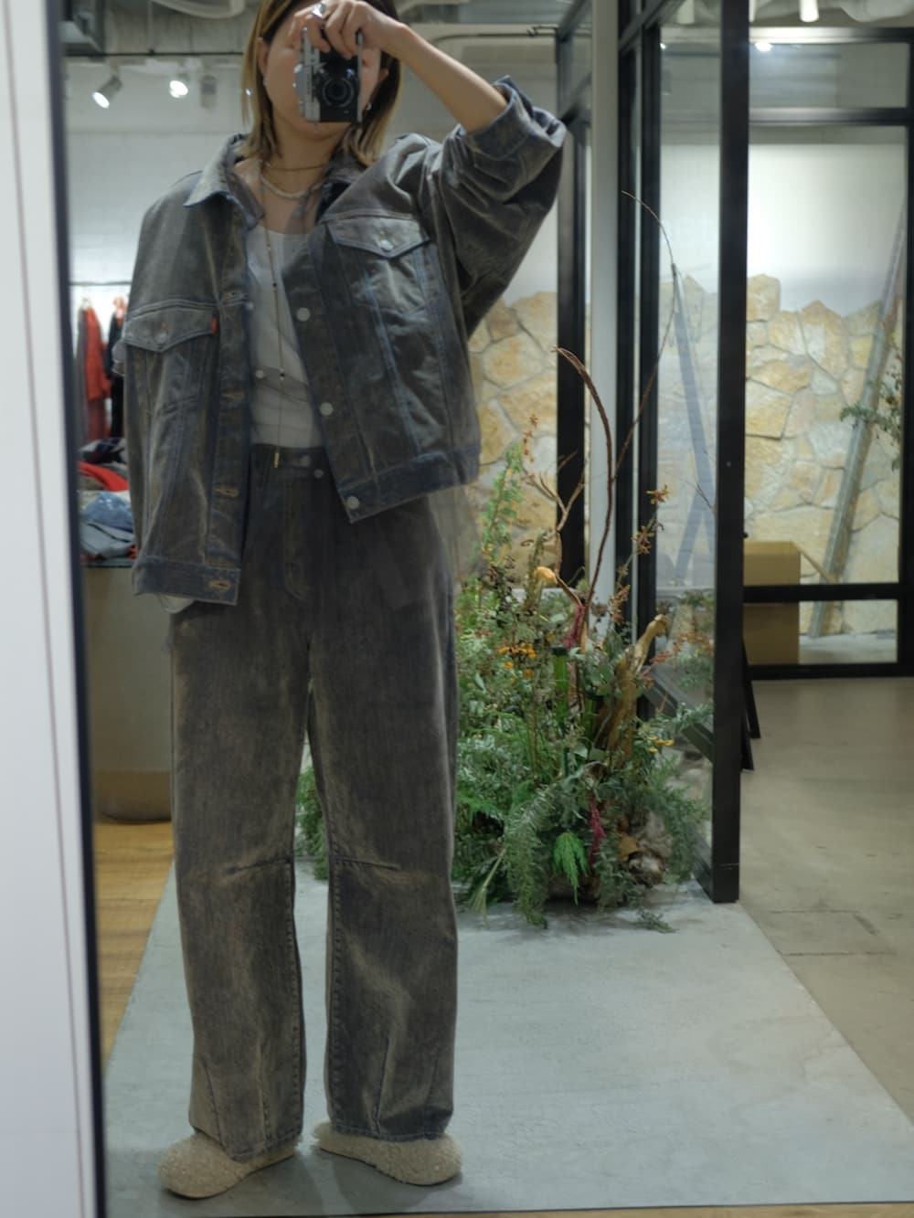 ベージュ系のデニムジャケット、その他のシャツ/ブラウス、ベージュ系のデニムパンツを着用したレディースの夏コーディネートの2枚目の写真