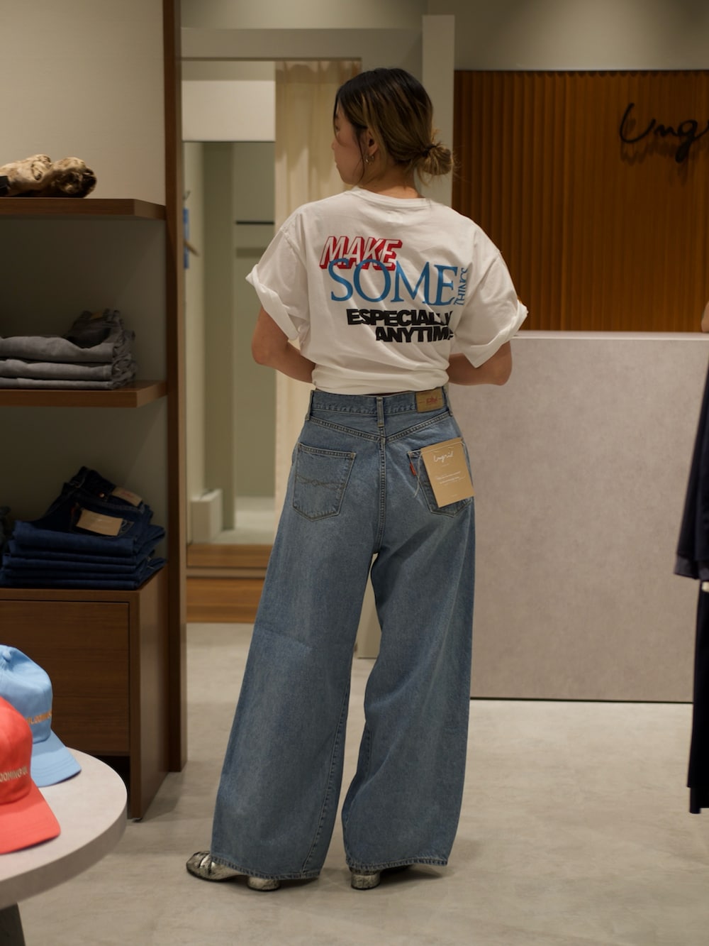 ブルー系のデニムパンツを着用したレディースの春コーディネートの3枚目の写真