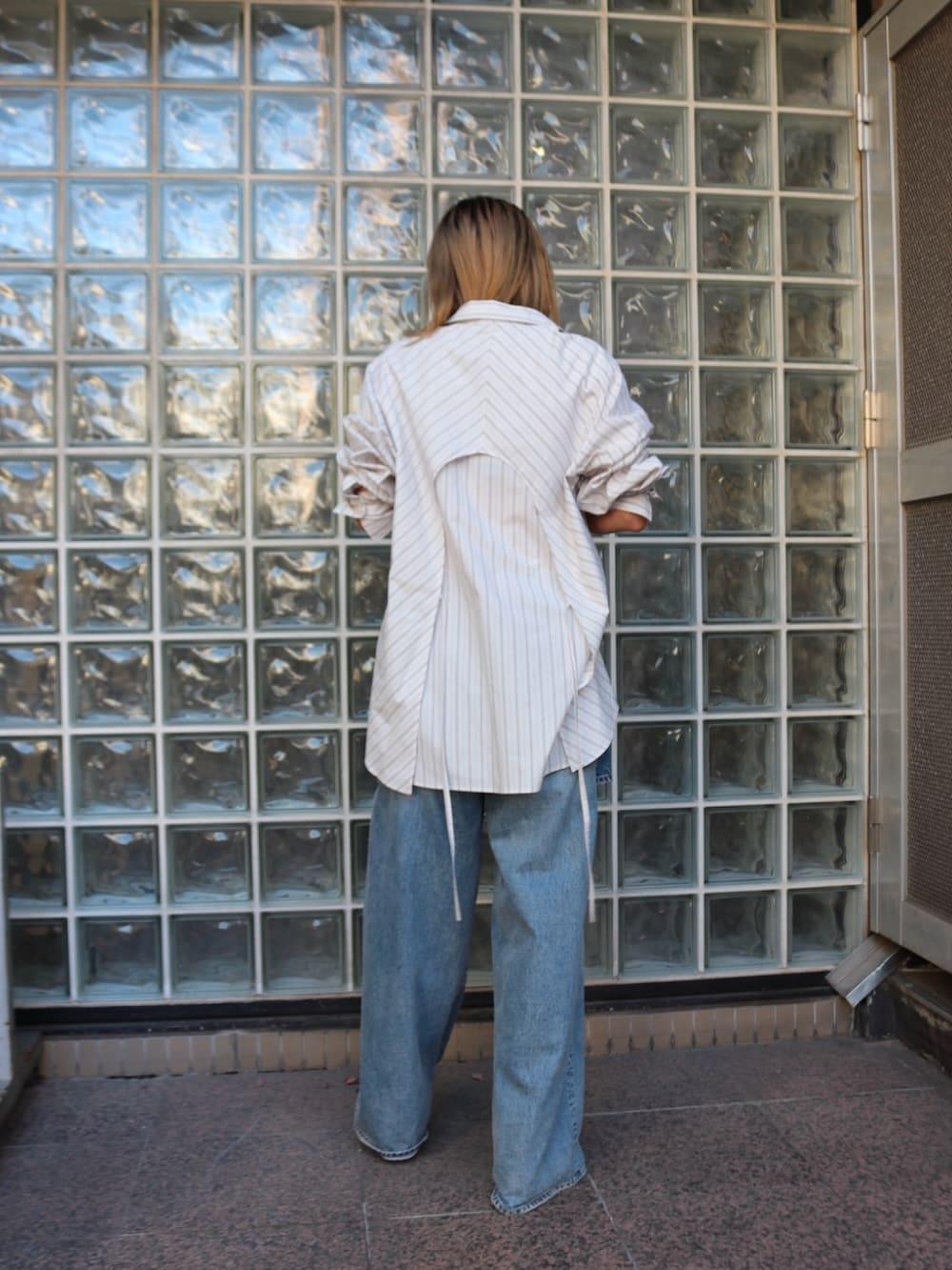 ブルー系のデニムパンツ、ホワイト系のシャツ/ブラウス、グリーン系のその他アウターを着用したレディースの冬コーディネートの5枚目の写真