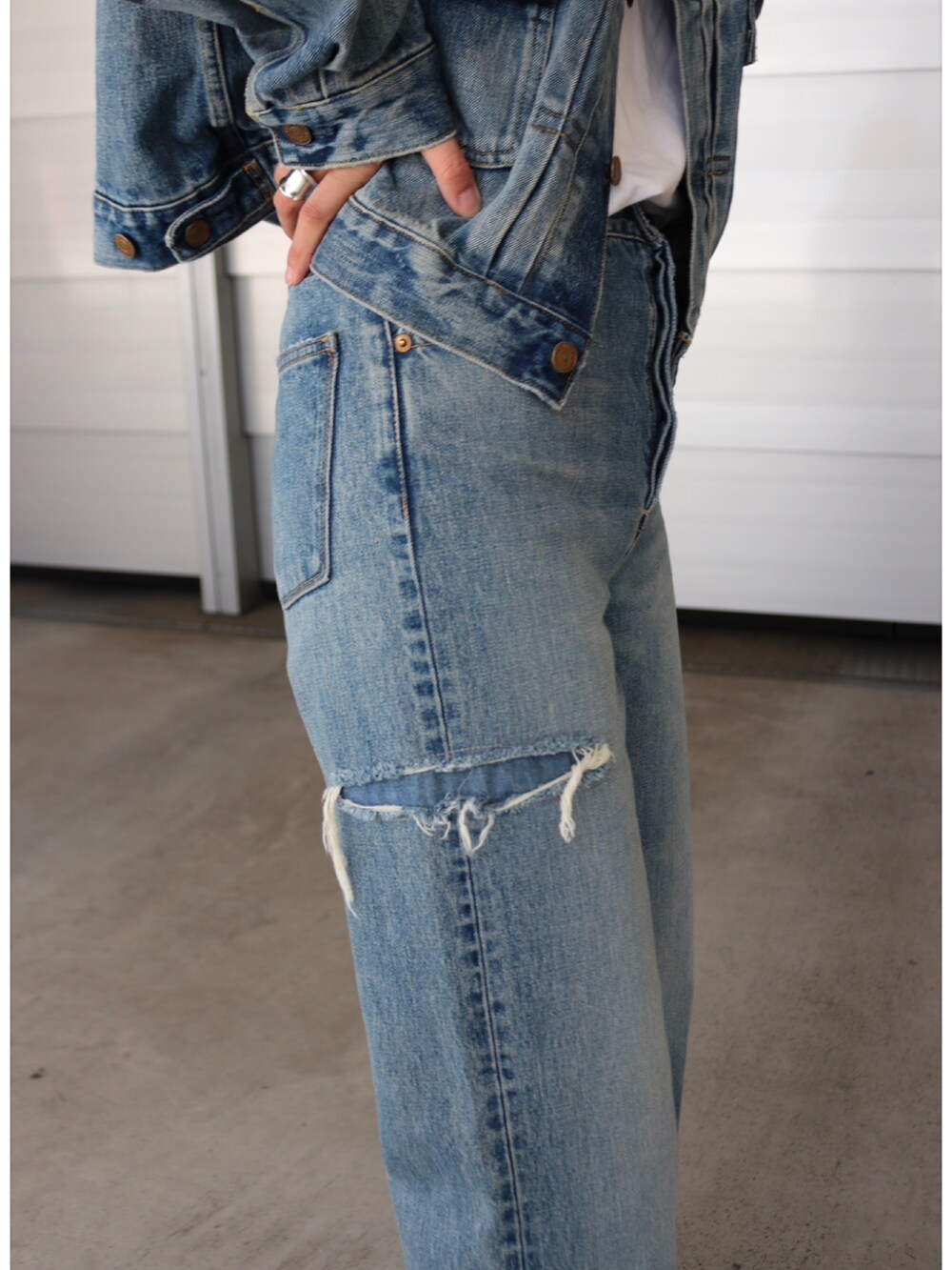 ブルー系のデニムジャケット、グリーン系のその他アウター、ブルー系のデニムパンツを着用したレディースの冬コーディネートの7枚目の写真