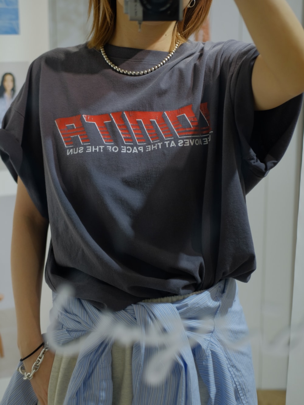 グレー系のTシャツ/カットソー、ブルー系のシャツ/ブラウスを着用したレディースの冬コーディネートの3枚目の写真